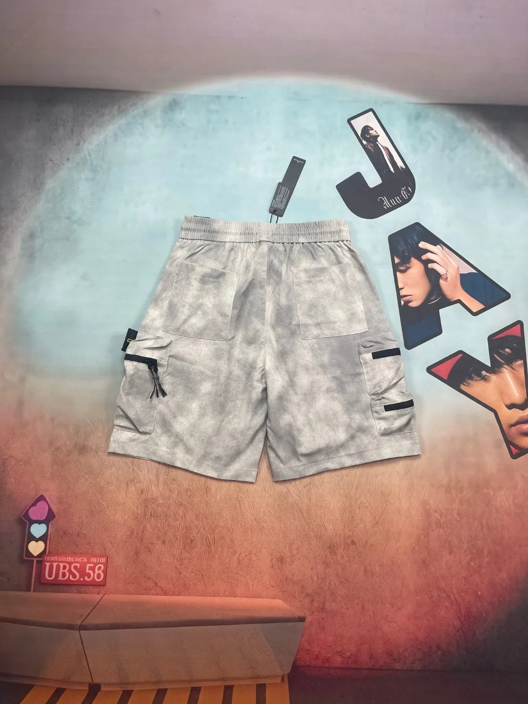 🅿️280 🔘Model number-BS701 🔘Stone Island𝐒𝐓𝐎𝐍𝐄 𝐈𝐒𝐋𝐀𝐍𝐃 25SS multi-pocket functional workwear shorts* The craftsmanship is particularly exquisite, and the original double-washing process not only makes the fabric texture more outstanding, but also adds a retro charm. The double tag design highlights the high-end and sophistication of the brand. In terms of design, these shorts are in the trendy workwear style. The drawstring design at the waist makes it easy to adjust the tightness and makes it comfortable to wear. Multiple three-dimensional large pockets are practical and stylish. The zippers on the pockets are full of details, which can be opened smoothly and prevent items from falling. The iconic compass logo, with its eye-catching and unique yellow-green color scheme, immediately raises the bar and makes it highly recognizable. The color choices are also very rich, the classic black is versatile and slimming; and the personalized gray is full of modernity. The matching suggestions are as follows: Casual street style: Pair the upper body with a simple white T-shirt, and then pair it with a pair of black and white sports shoes, such as Nike's Air Force 1, which is simple and fashionable, and has a high rate of turning heads when out on the street. Outdoor functional style: wear a black quick-drying short-sleeved shirt inside, and a windproof jacket outside, such as a jacket from the North. Paired with these shorts and a pair of outdoor hiking shoes, it is very suitable for outdoor adventures and hiking. Sports and energetic style: Wear a loose sports vest on top, pair it with shorts and a pair of sports running shoes, go to the gym or play basketball, you will be full of energy and can move freely.  Size: M L XL XXL Color: Black Gray